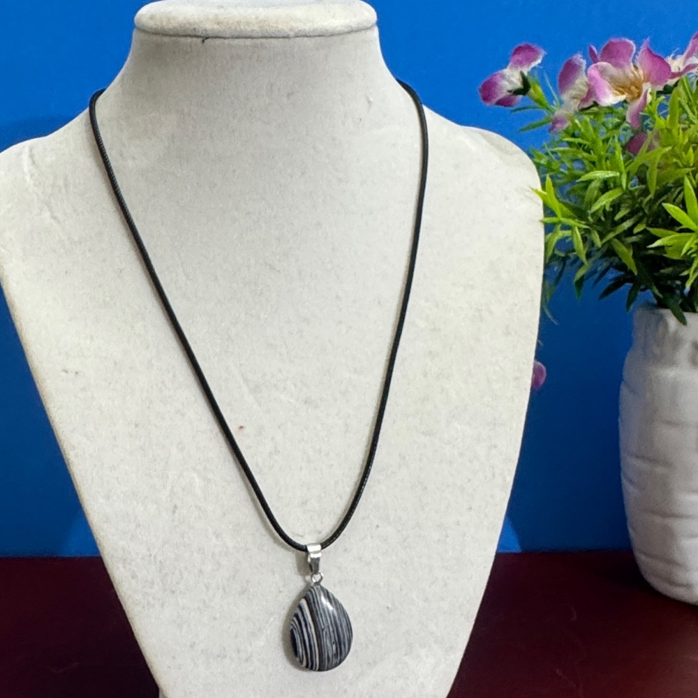 Stylish Black and White natural crystal teardrop Pendant Necklace